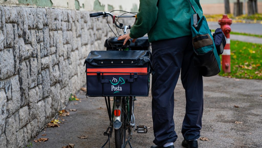 Nem várt bejelentést tett a kormány a 13. és 14. havi nyugdíj postai kézbesítéséről