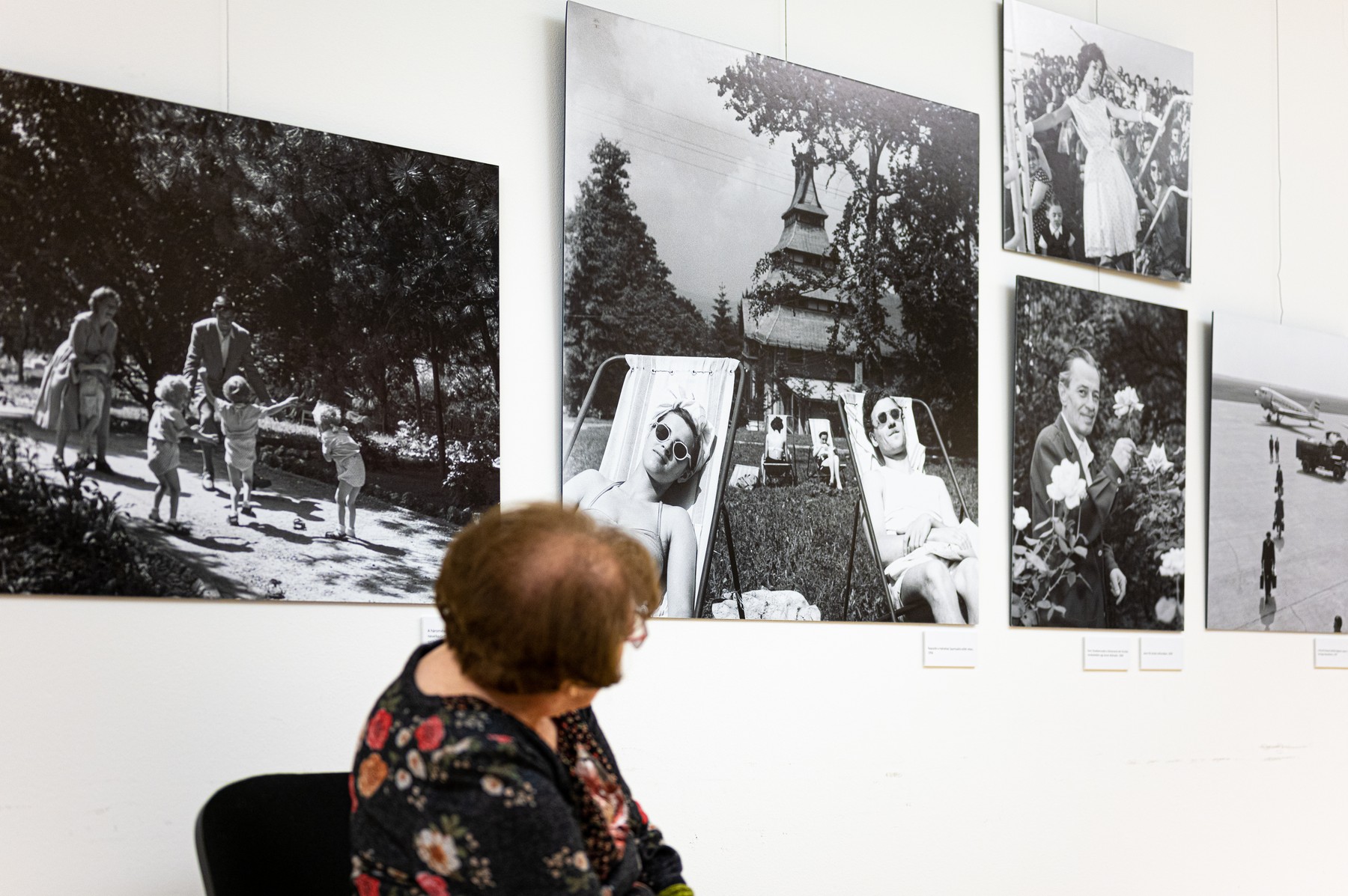 Keleti Éva az Eötvös10 Művelődési Házban, a Keleti90 kiállítás megnyitója előtt.