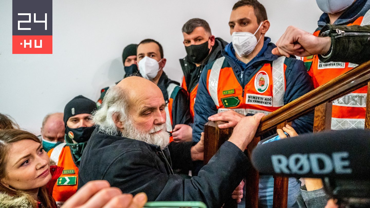 Tiltakozók kísérik el Iványi Gábort, aki hétfőn hivatalos személy elleni erőszak miatt áll bíróság elé