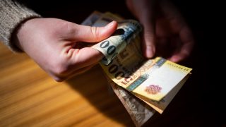 Jó hír, hamarosan a bér és a jutalom sem függhet csak a vezetőnk döntésétől.