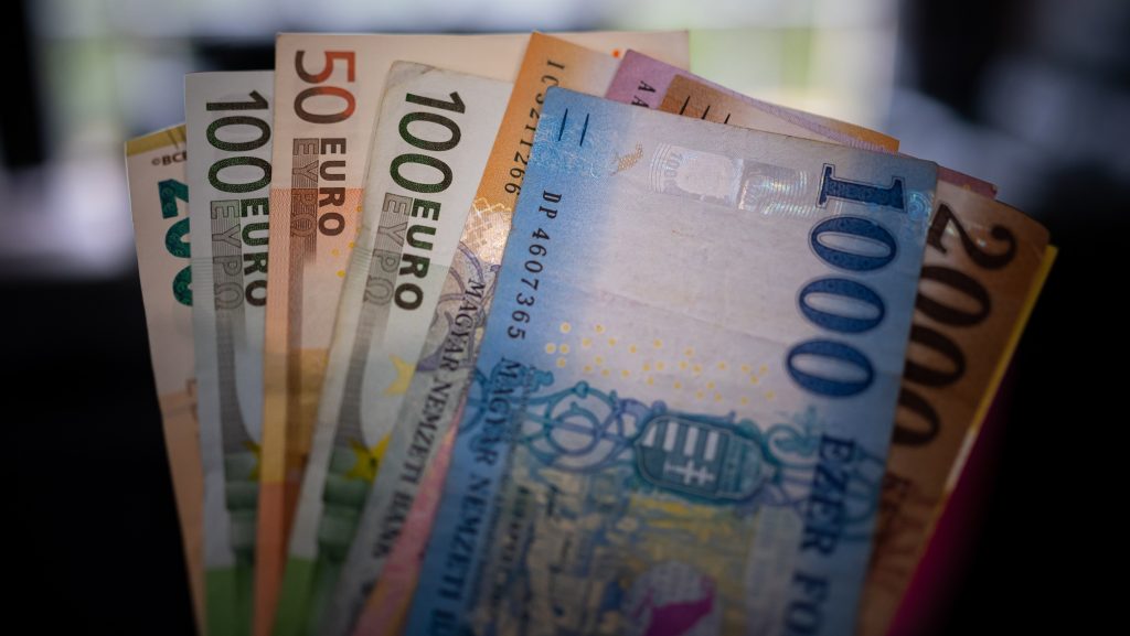 Kirobbanó formában kezdett kedden is a forint