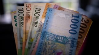 Csúcsokat döntöget a forint.