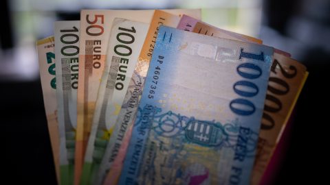 Csúcsokat döntöget a forint.