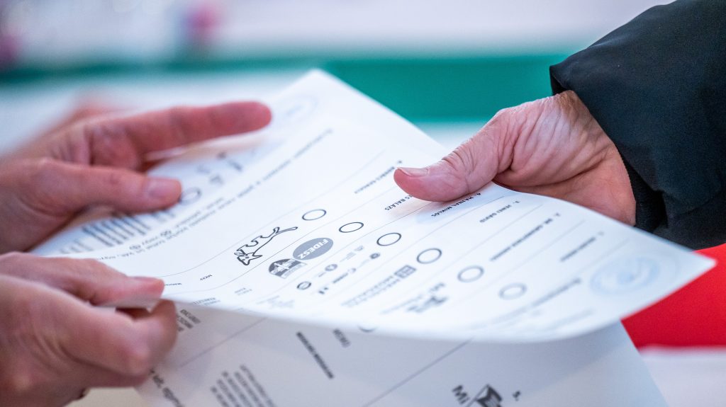 Külföldről szavazna? Ezt kell tudni a választási levélcsomag átvételéről és leadásáról