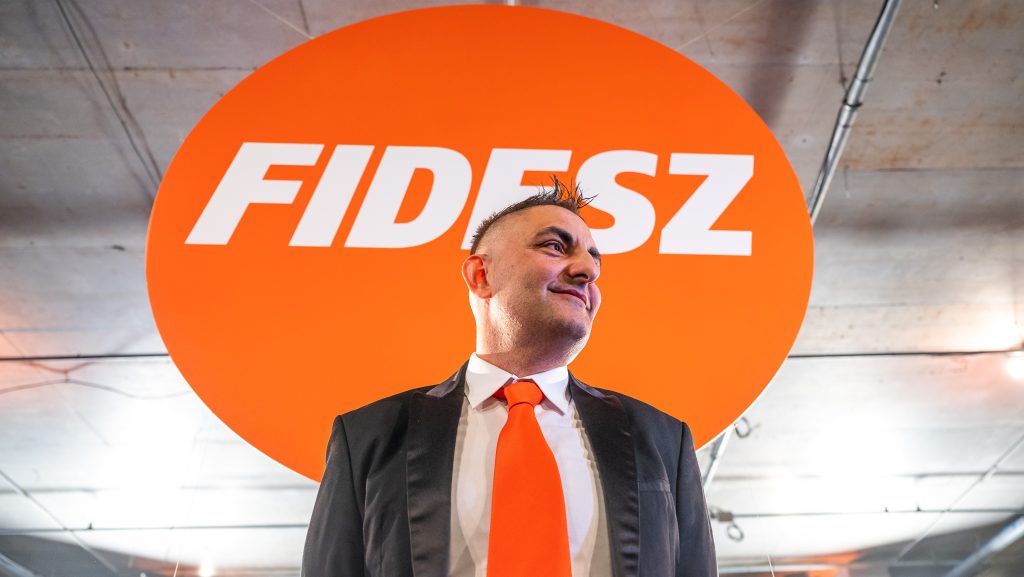 Közös fotó készült Gáspár Győzőről, Gáspár Evelinről és Tóth Gabiról, még az Orbán-firka is előkerült