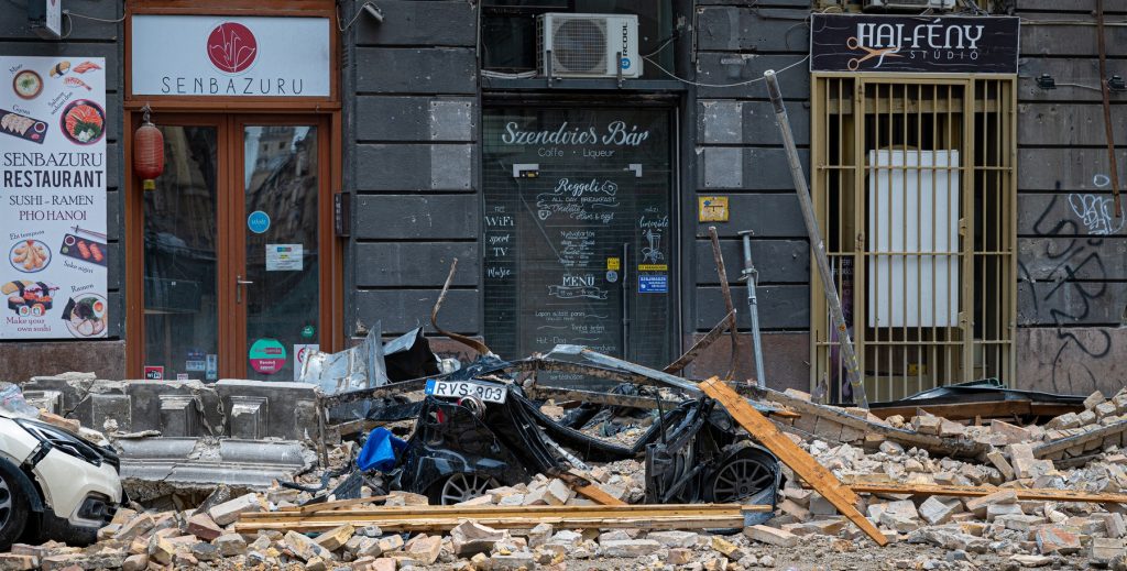Négy fő ellen emeltek vádat a Jókai utcai házomlás ügyében, de egyikük sem érzi felelősnek magát a tragikus balesetért