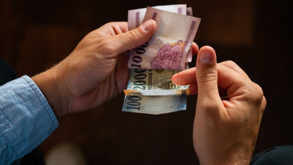 Kétéves csúcsára erősödött a forint