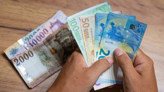 Tartja magát a forint.