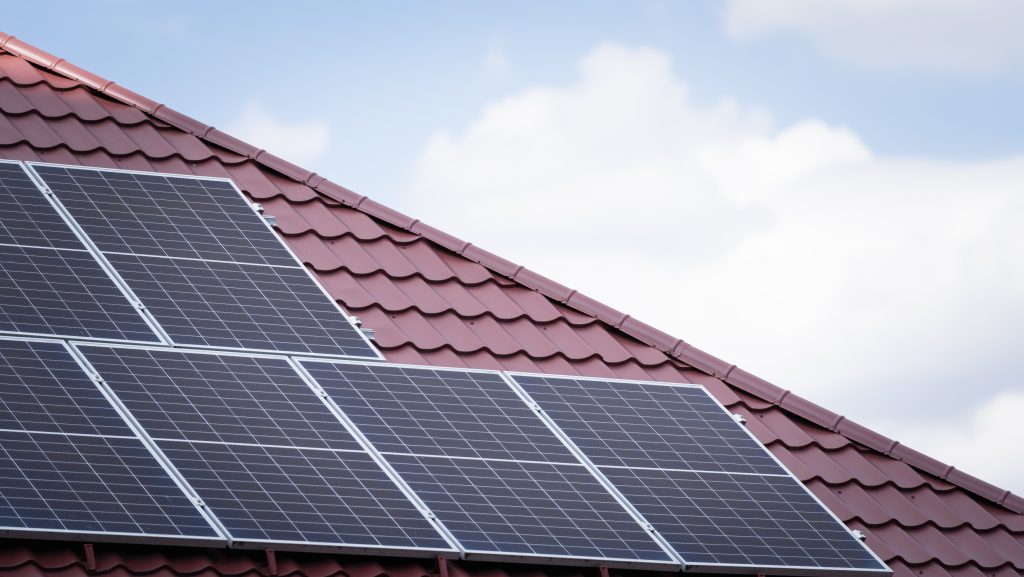 Nagy roham a napelemes energiatároló pályázatoknál hétfőn