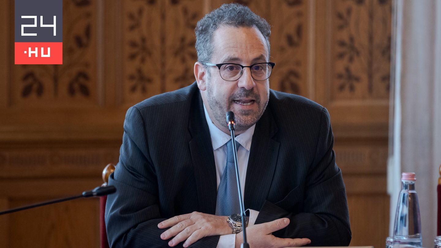 Megtévesztő kampány miatt eltiltották Vajda Zoltánt a plakátjai és szórólapjai használatától