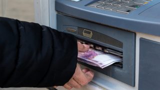 Az alapszámláknál is duplázódik a készpénzfelvételi limit, de csak áprilistól.