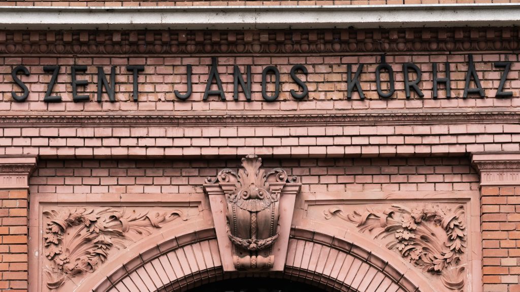 Csőtörés: szennyvíz ömlött a plafonból a Szent János Kórházban