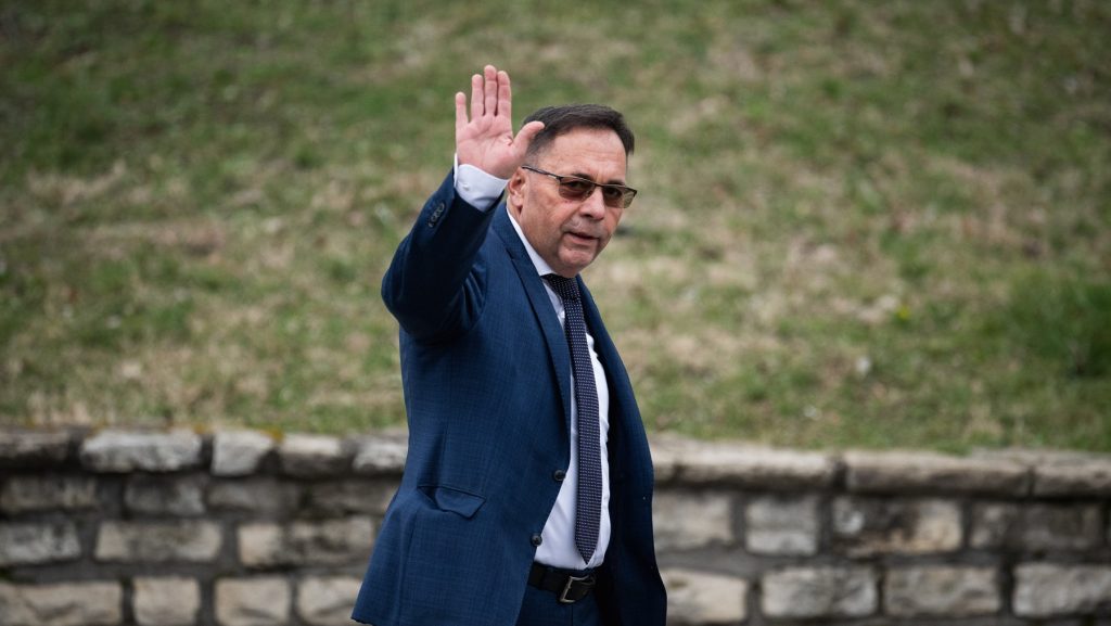 Pócs János azt állította, hogy tiszások vertek össze egy sánta férfit, a fideszes alpolgármester szerint viszont az ő családja bánt el vele