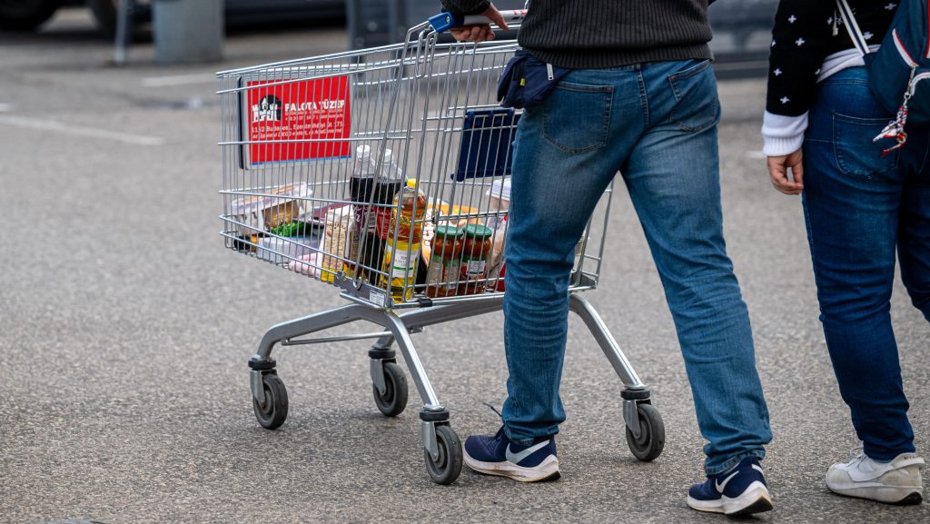 Meghosszabbította a kormány az árrésstopot