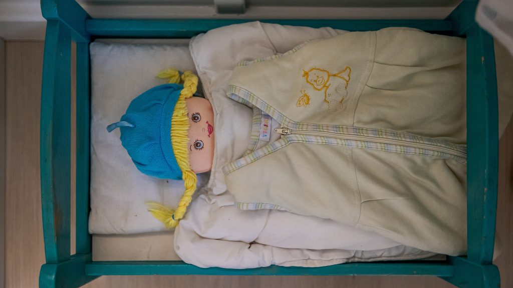 Leragasztotta a síró gyermek száját a bölcsődei nevelő, most vádat emeltek ellene