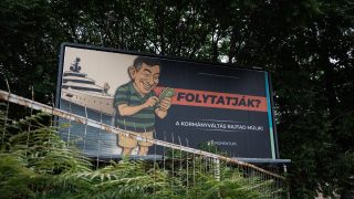 Barátságtalan lépésnek tűnik amit előírtak az állami szervezetek biztosításainál, Mészáros biznisze alatt rezeghet a léc.