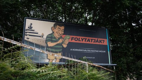 Barátságtalan lépésnek tűnik amit előírtak az állami szervezetek biztosításainál, Mészáros biznisze alatt rezeghet a léc.