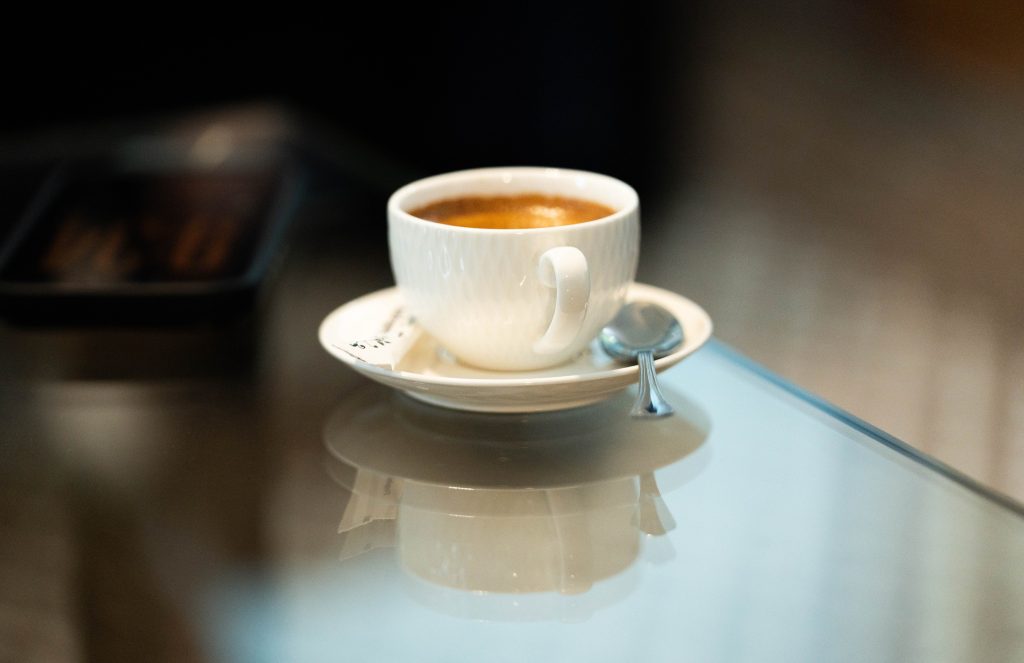 Változás jön a kávéknál a magyar boltokban, szigorít a minisztérium