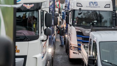 Az útdíjak emelése, a költségnövekedés, a negatív profit miatt megkongatták a vészharangot a magyar fuvarozók.