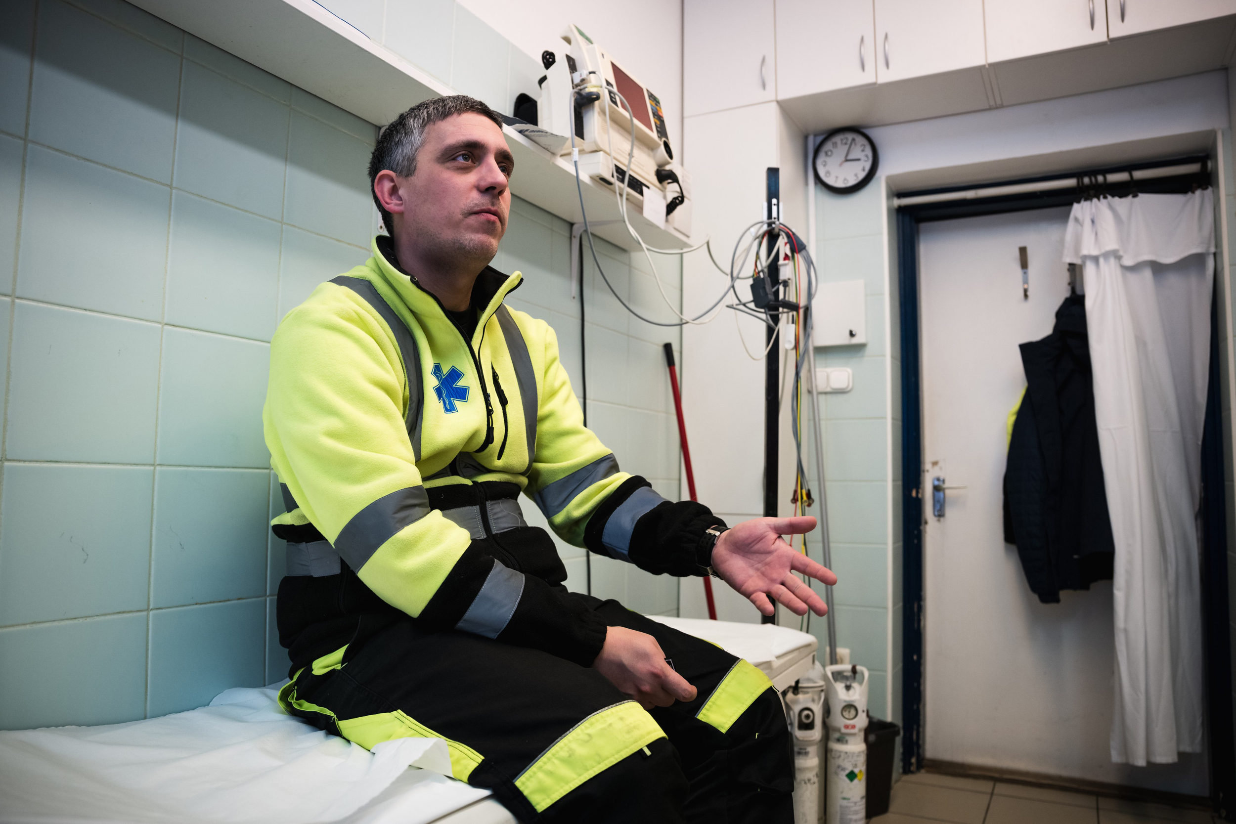 290 méterre voltak, mégsem őket riasztották az újraélesztéshez – amióta a Tisza rendezvényeit biztosítják, a budaörsi mentőcsapat szerint az OMSZ bünteti őket 1