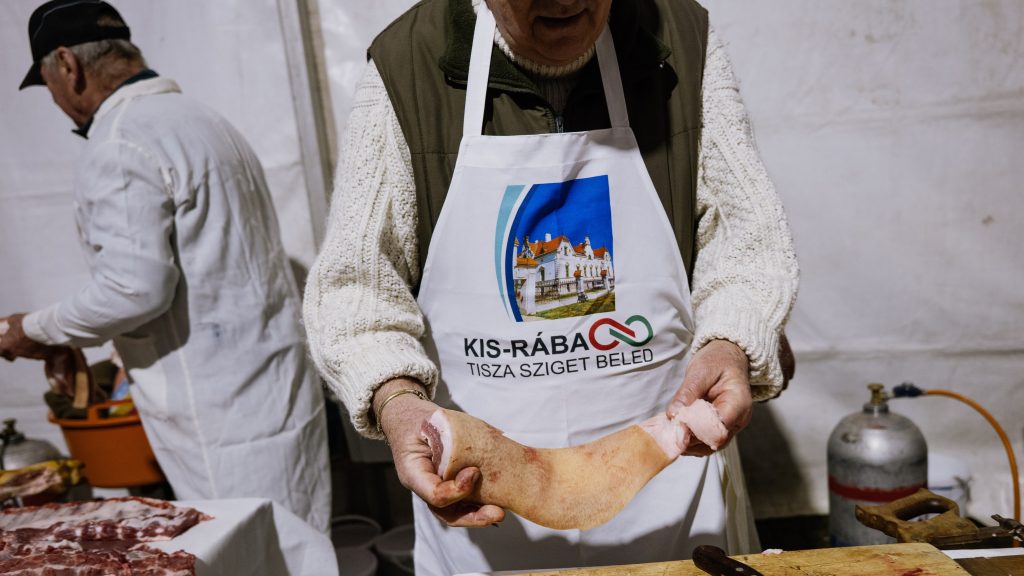 Csatatérré válhat a csornai körzet? – Disznóvágással rúgta be a kampányát a Tisza Párt a legfideszesebb választókerületben