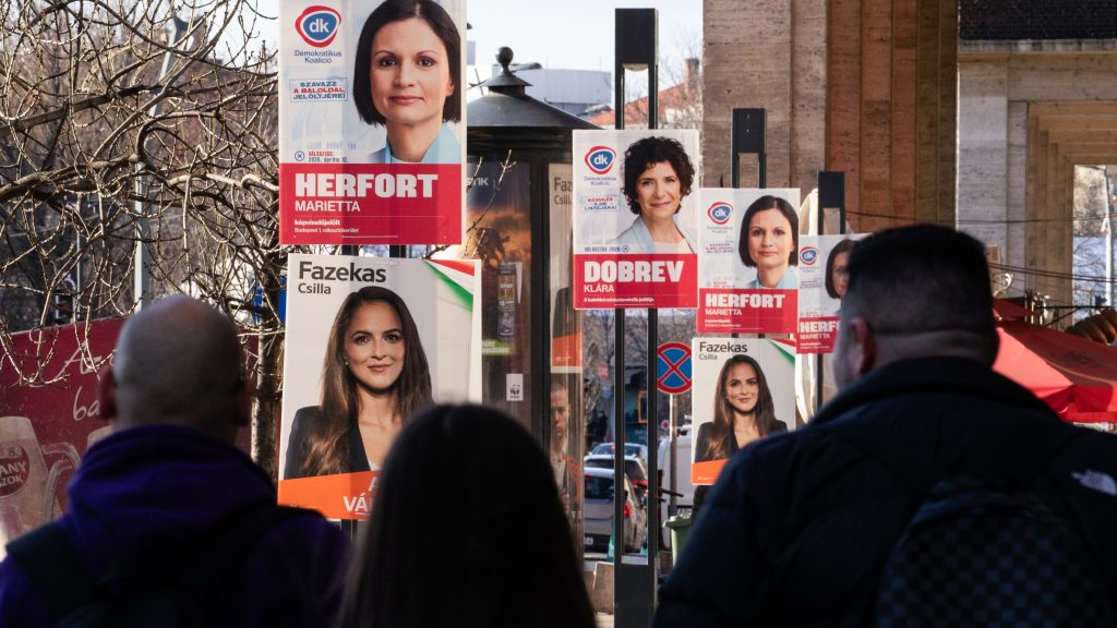 Újra itt a plakátrengeteg – máris elborította a kampány Budapest utcáit