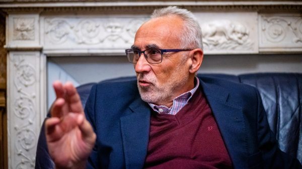 „Az állami egészségügy romokban, gyermekeink iskolai eredményei tartósan rosszak, a vonatok hol indulnak, hol nem, (…) gazdaságunk második éve stagnál, a kormányfő környezete hallatlan sebességgel gazdagodik” – Romsics Ignác summázta az elmúlt 16 évet