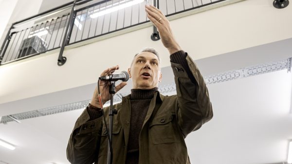 „Mire költi Orbán a fizetését? Gyógyszerre?!” – így kérdezték fel Lázárt, aki erre elmesélte, hogy taposott ki belőle Varga Judit hárommilliós fizetést Magyar Péternek