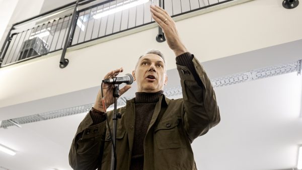 „Mire költi Orbán a fizetését? Gyógyszerre?!” – így kérdezték fel Lázárt, aki erre elmesélte, hogy taposott ki belőle Varga Judit hárommilliós fizetést Magyar Péternek