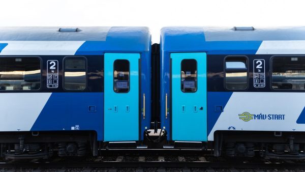 Tragédia: halálra gázolt egy embert a vonat a Balatonnál