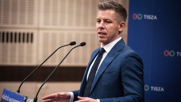 Petíciót indít Magyar Péter a gödi akkugyárban történtek miatt