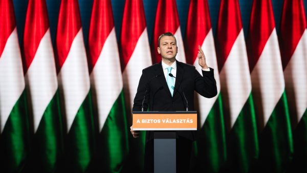 Menczer Tamás: kiderült, hogy Magyar Péter kettős életet él