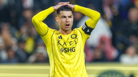 Cristiano Ronaldo, a szaúdi al-Nasszr támadója fogja a fejét.