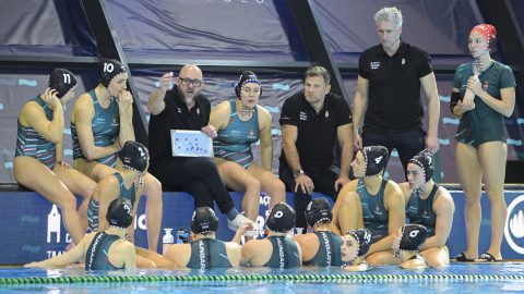 Cseh Sándor, a magyar válogatott szövetségi kapitánya (szemben, b3) a női vízilabda Európa-bajnokság elődöntőjében játszott Görögország - Magyarország mérkőzésen a funchali Olimpiai Uszodakomplexumban 2026. február 3-án.