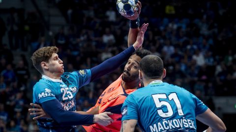 Timothey N'Guessan, a Barcelona (k), valamint Sebastian Frimmel (b) és Borut Mackovsek (j), a Szeged játékosai küzdenek.