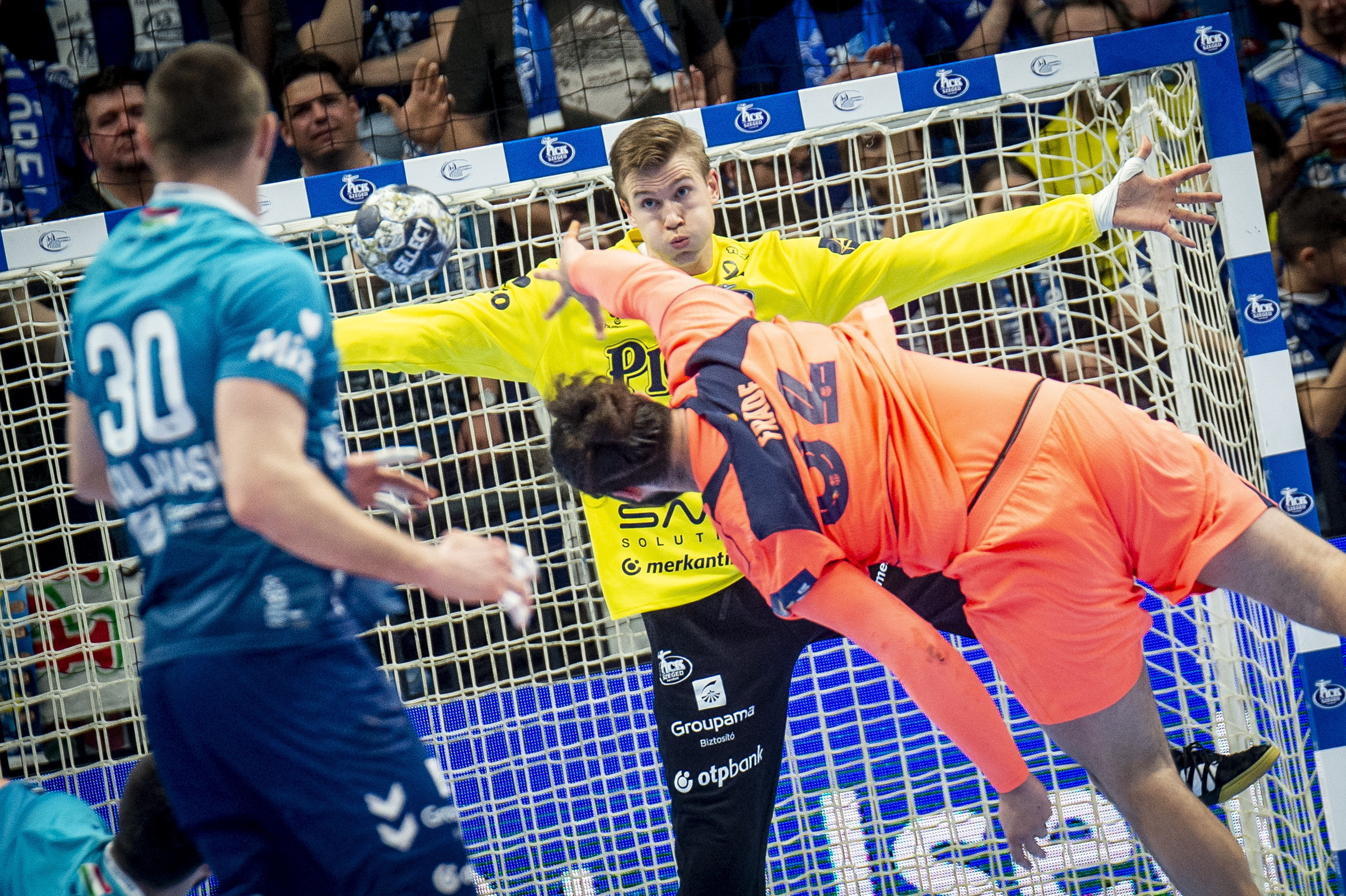 Tobias Thulin, a Szeged kapusa (k) és Luis Diogo Sousa Frade.