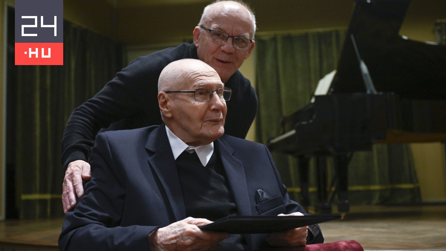 Kurtág szól a villamoson Budapesten a zeneszerző századik születésnapja alkalmából