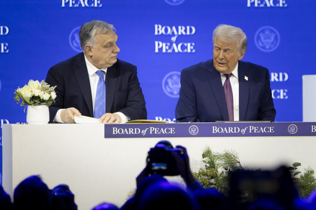 Hadházy Ákos megkérdezte, mennyibe került, hogy Orbán Svájc egyik legdrágább szállodájában szállt meg