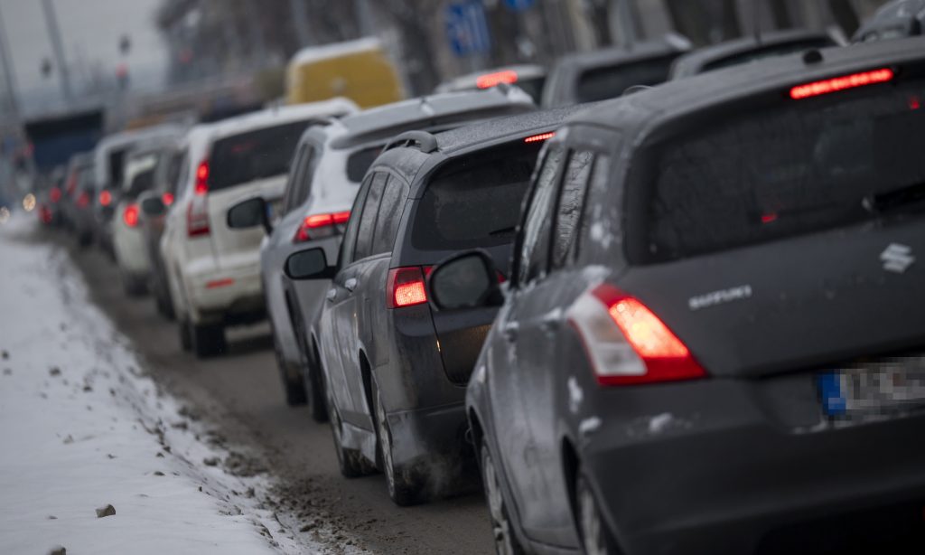 Autók ónos esőben