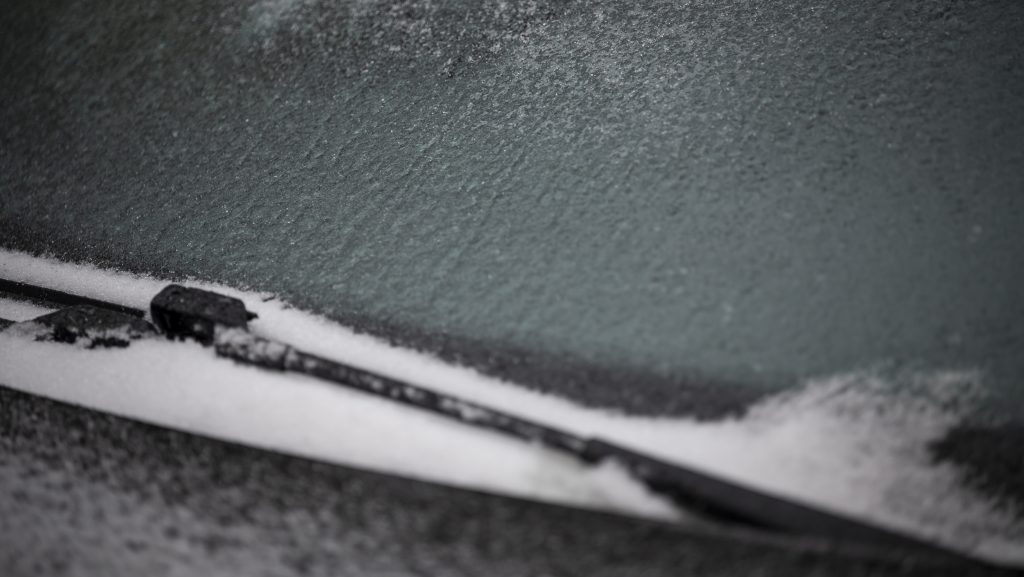 Riasztást adtak ki ónos eső miatt, közben akár 8 fok is lehet kedden