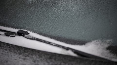 ónos eső a szélvédőn