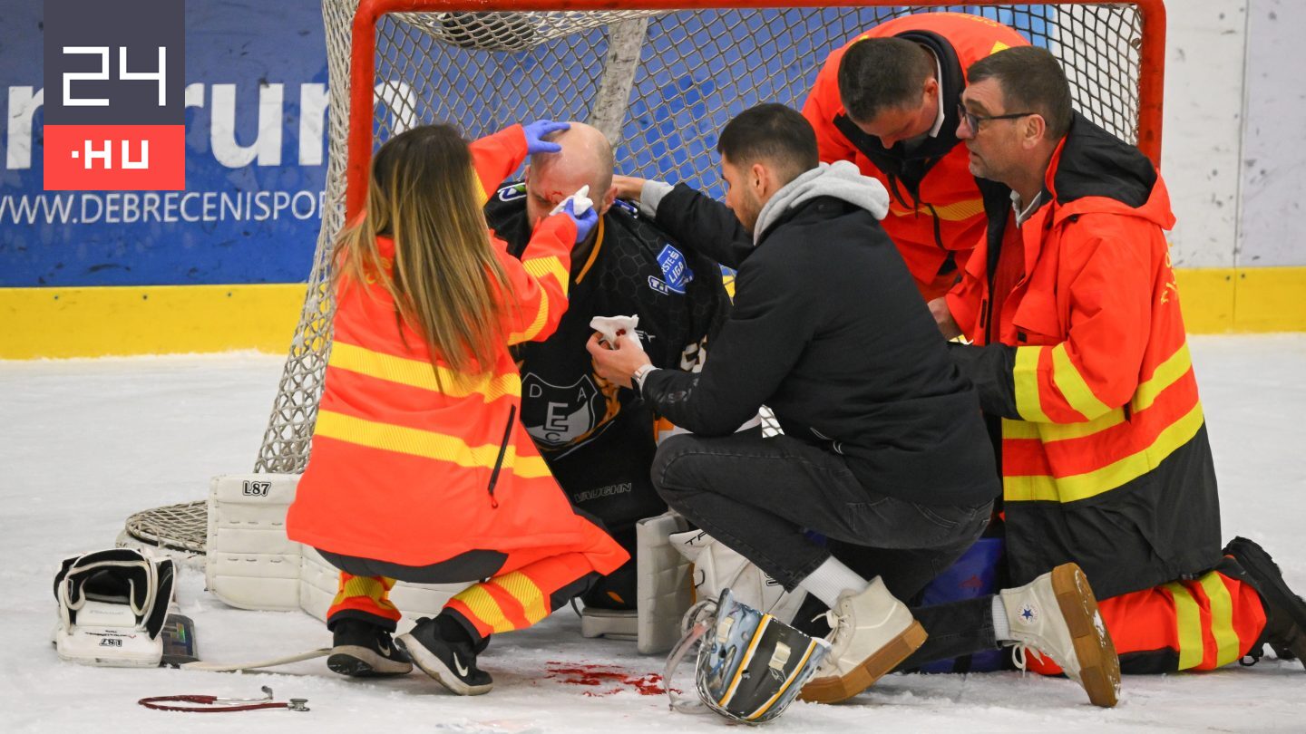 Bezuhant a csereajtón egy magyar jégkorongozó, mentők segítettek rajta