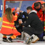 Hetényi Zoltán, a DEAC kapusát ápolják a férfi jégkorong ob I bajnoki döntõjében.