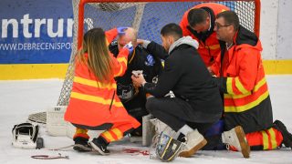 Hetényi Zoltán, a DEAC kapusát ápolják a férfi jégkorong ob I bajnoki döntõjében.