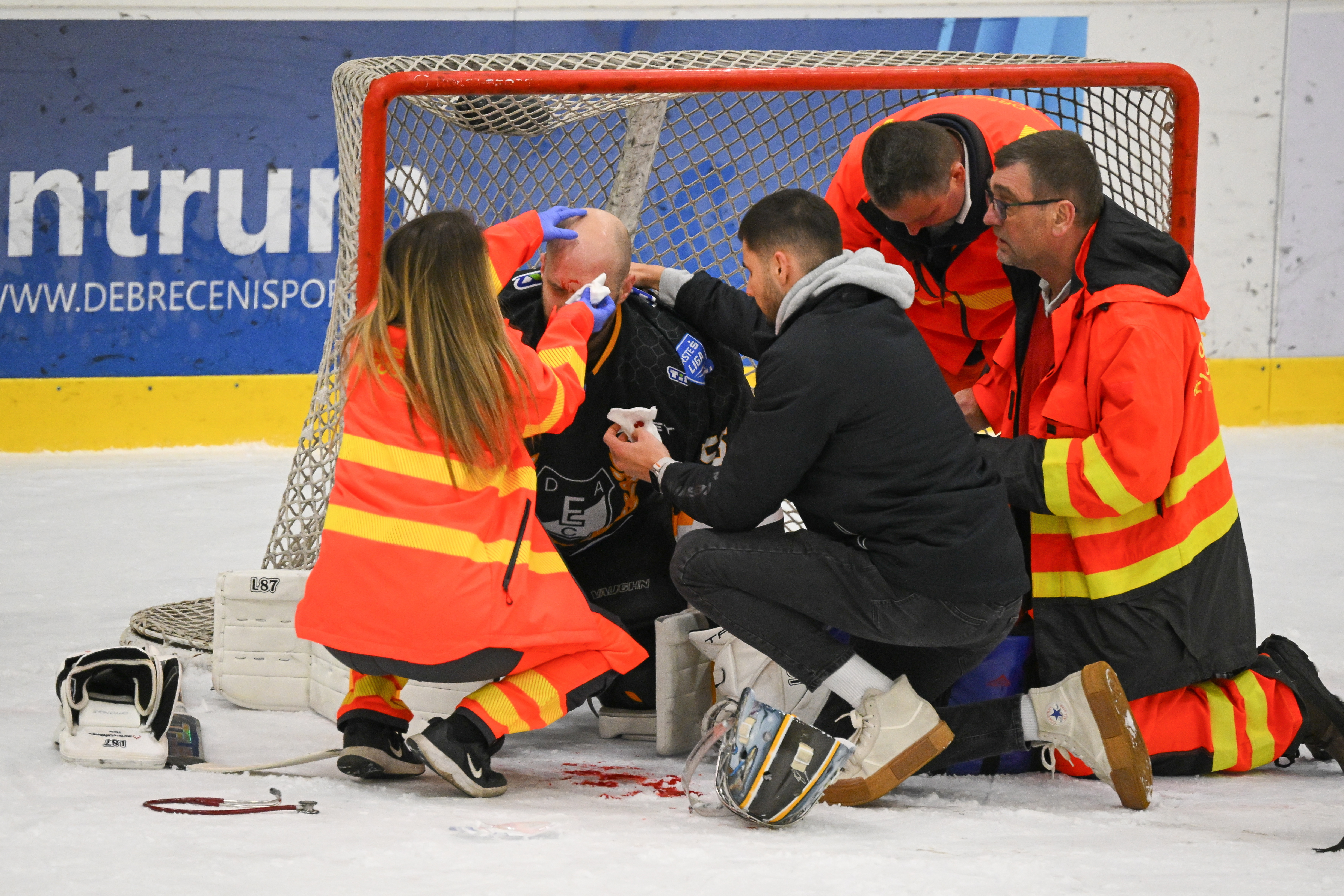 Hetényi Zoltán, a DEAC kapusát ápolják a férfi jégkorong ob I bajnoki döntõjében.
