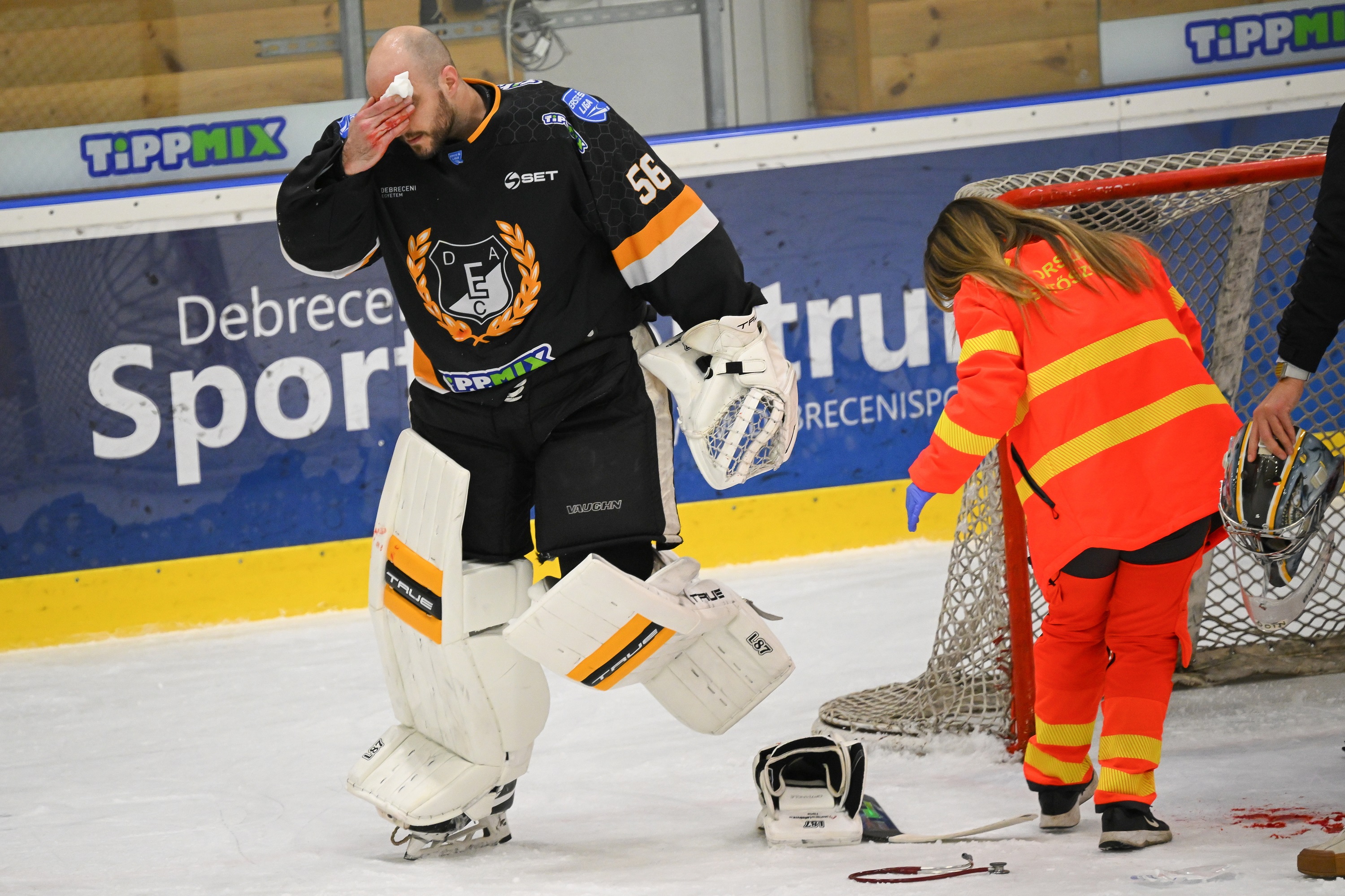 Hetényi Zoltán, a DEAC kapusa (b) miután megsérült a férfi jégkorong ob I bajnoki döntőjében.