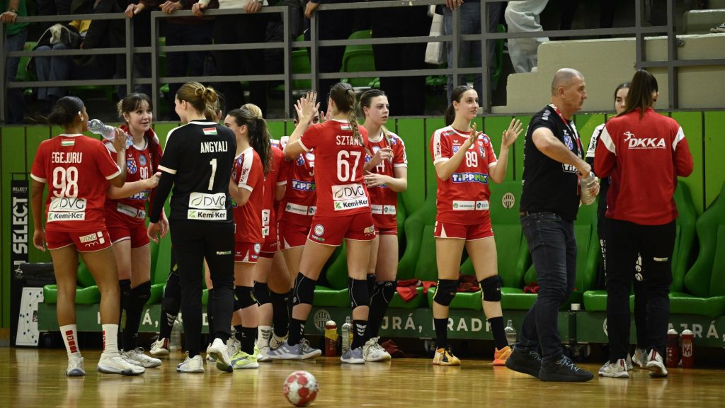 A Dunaújváros játékosai a női kézilabda NB I-ben játszott FTC-Rail Cargo Hungaria - Dunaújvárosi Kohász KA mérkőzés után a fővárosi Elek Gyula Arénában 2026. január 4-én. A Ferencváros 33-13-ra győzött.