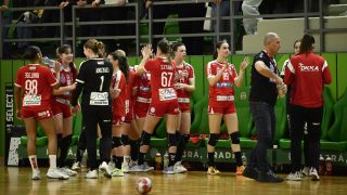 A Dunaújváros játékosai a női kézilabda NB I-ben játszott FTC-Rail Cargo Hungaria - Dunaújvárosi Kohász KA mérkőzés után a fővárosi Elek Gyula Arénában 2026. január 4-én. A Ferencváros 33-13-ra győzött.