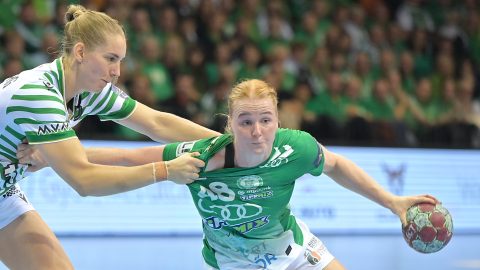 Dione Housheer, a Gyõri ETO (jobbra) és Mette Tranborg, az FTC-Rail Cargo játékosa.