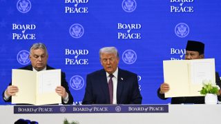 Orbán Viktor és Donald Trump Davosban, a Béketanács megalakuásán.